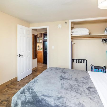 Gorgeous One Bedroom Bamboo Blocks From The Beach Honolulu Exterior photo