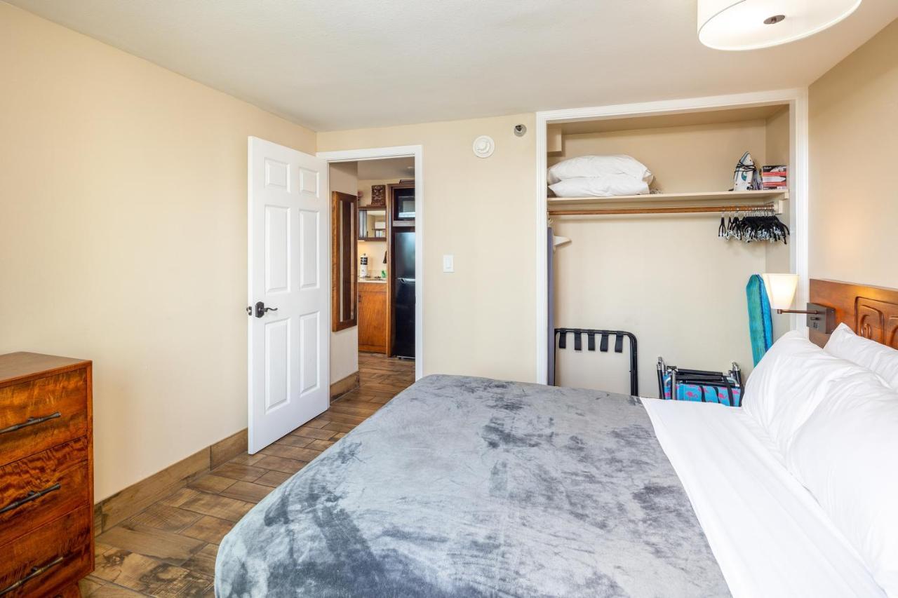 Gorgeous One Bedroom Bamboo Blocks From The Beach Honolulu Exterior photo